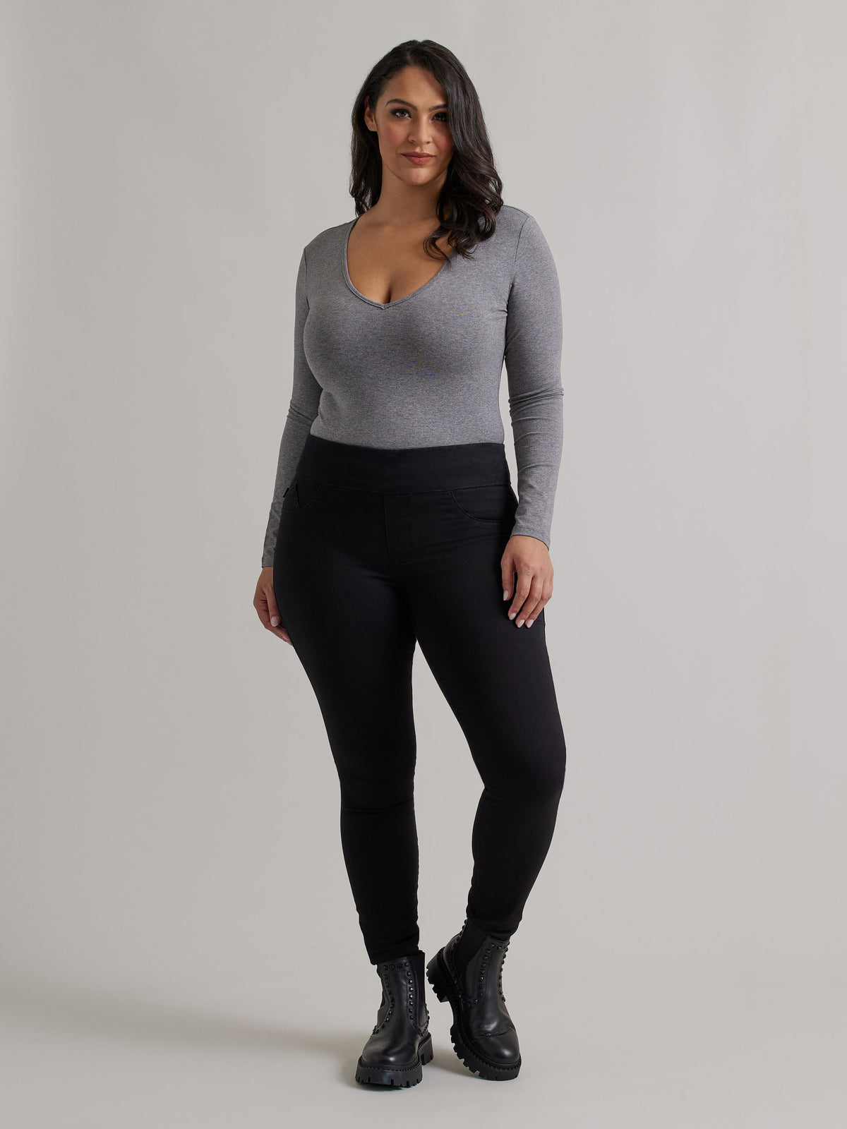 Front view of Rock & Republic Women's Fever Legging in DNA wash on curve model with flat elastic waistband and sleek legs.