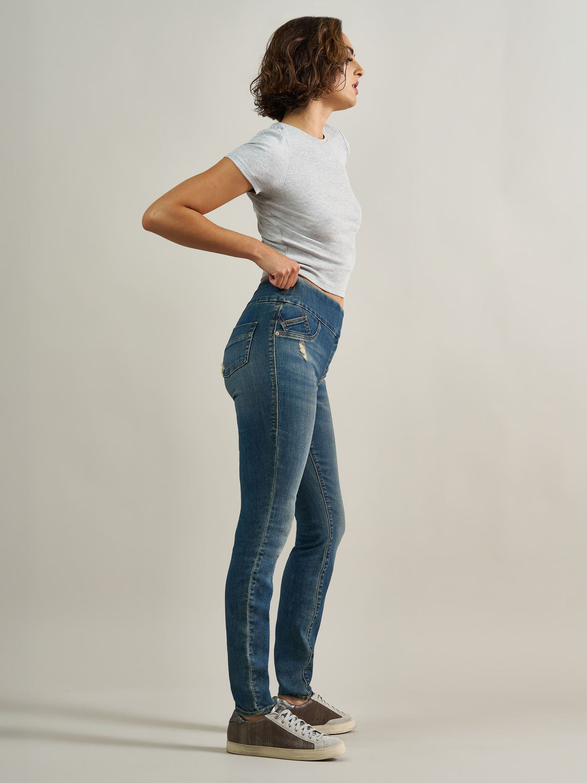 Side view of Rock & Republic Women's Fever Legging in Symptomatic wash highlighting sleek stretch fit and skinny legs.