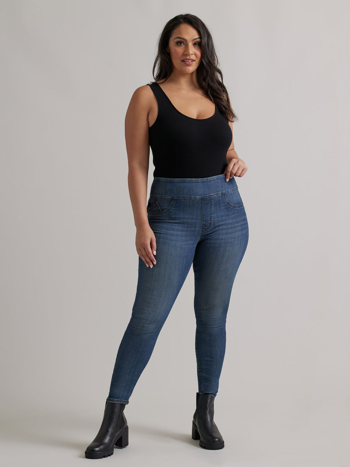 Front view of Rock & Republic Women's Fever Legging in Tried and True wash on curve model with elastic waistband and pockets.