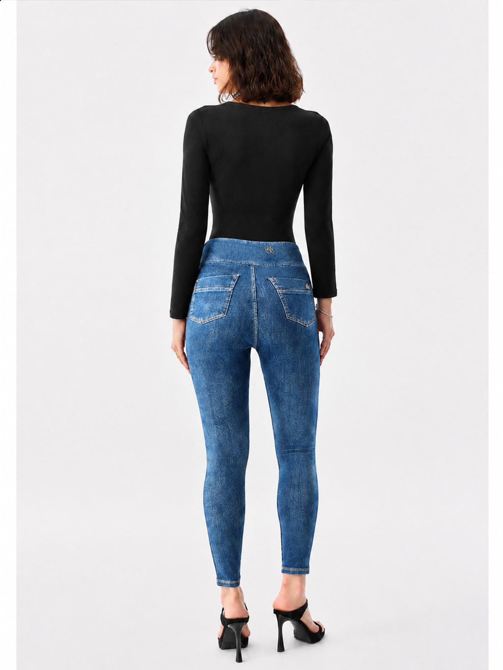 Berlin Curved Pocket Skinny Jean
