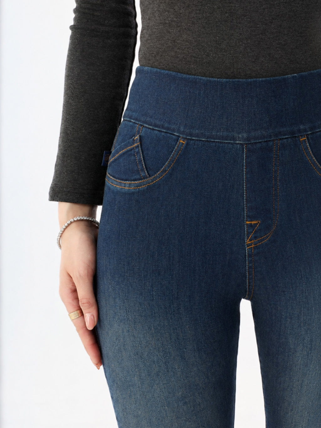 Berlin Curved Pocket Skinny Jean