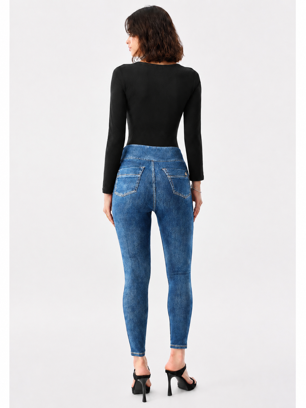 Berlin Curved Pocket Skinny Jean