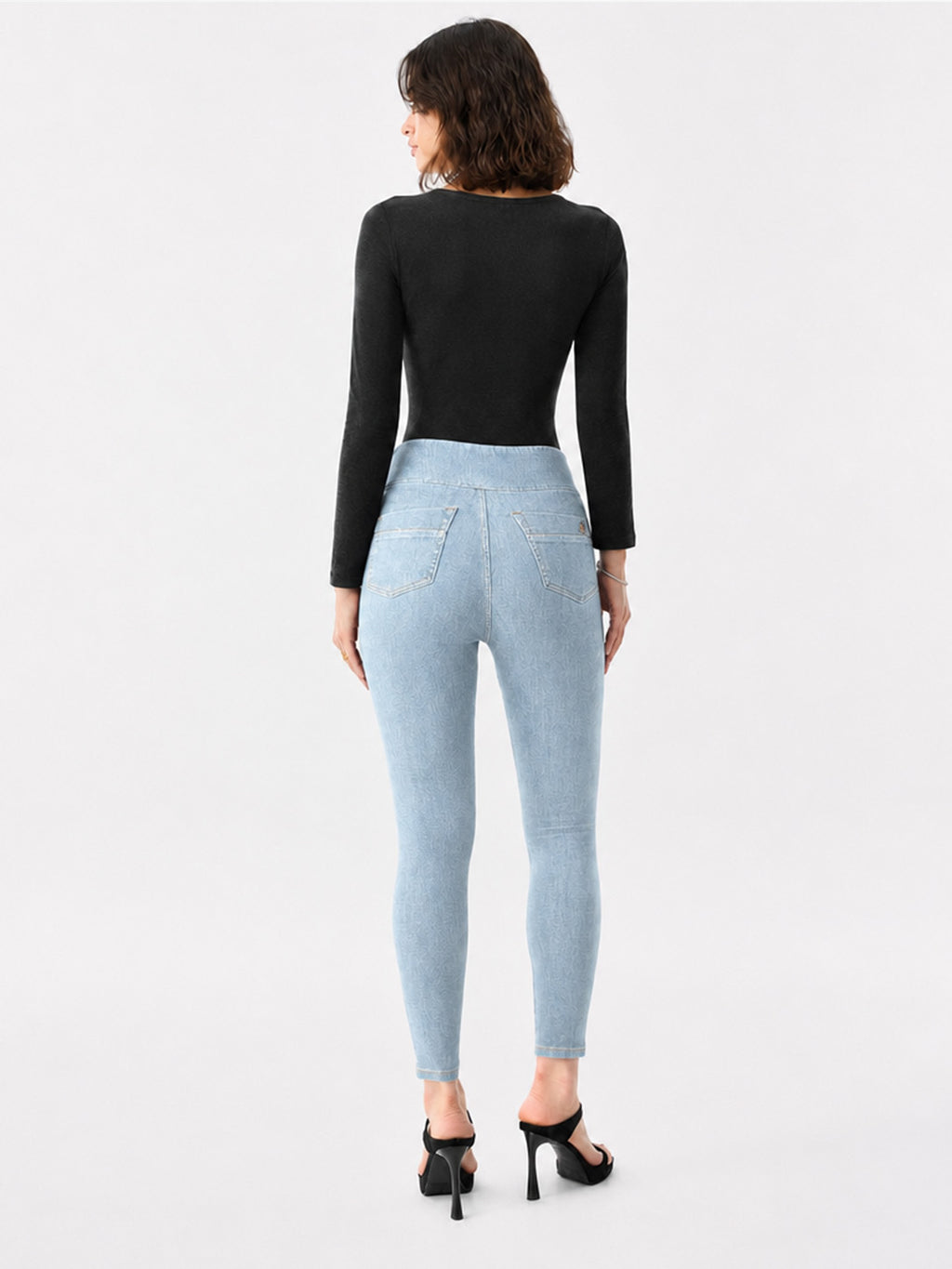 Berlin Curved Pocket Skinny Jean