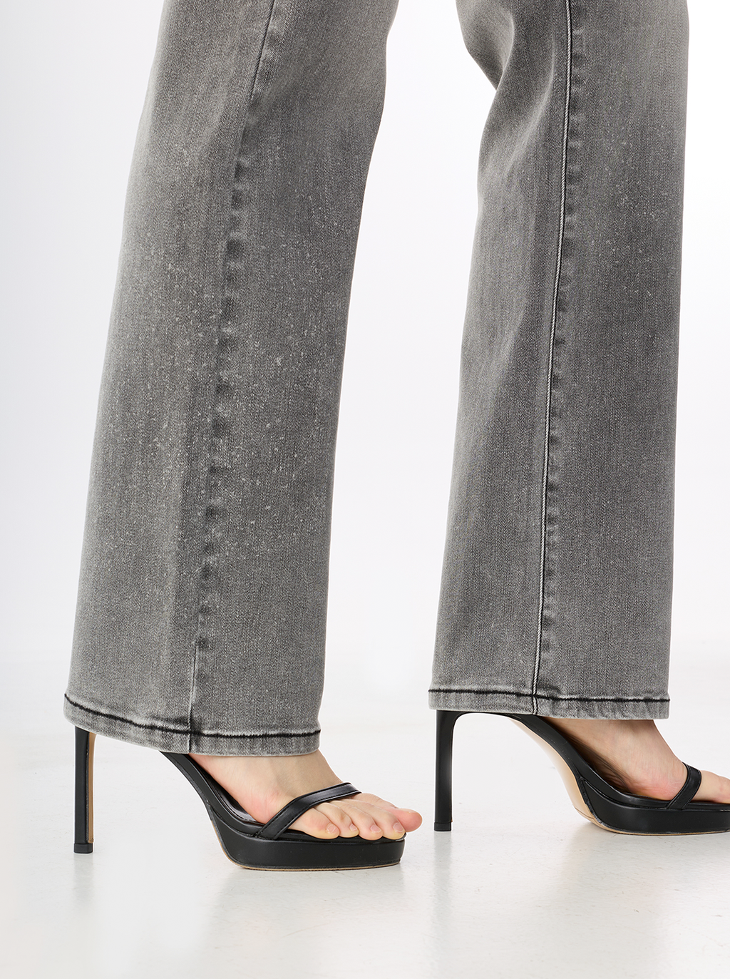 Kaia Mid Rise Contrast Back Pocket Straight Jean